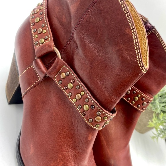 SOFT Boots 8.5 Reddish Brown Leather Ankle Bootie Boots Side Zip Western Metal - Picture 6 of 11